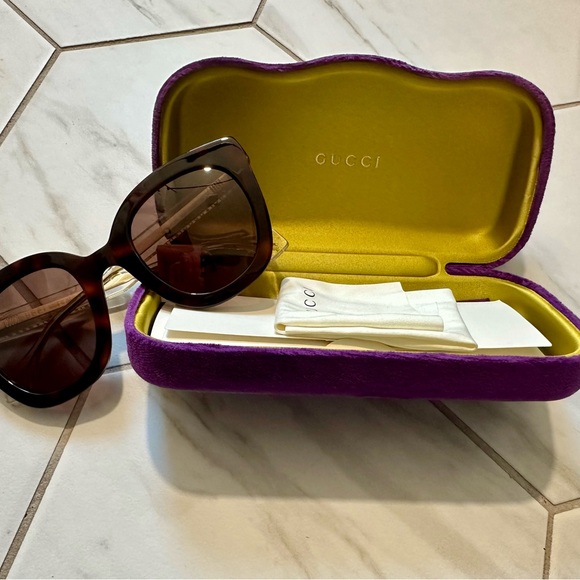 ? NWT Women’s Gucci Cat Eye Sunglasses in Havana (GG0564SN) main image 6